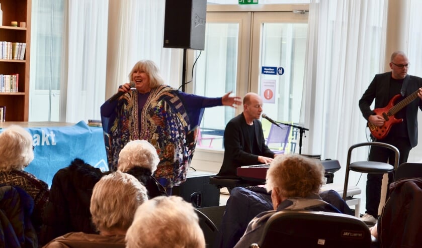 Willeke Alberti kwam voor de gelegenheid optreden en zong het haar mooiste liedjes, live met een vierkoppige band.