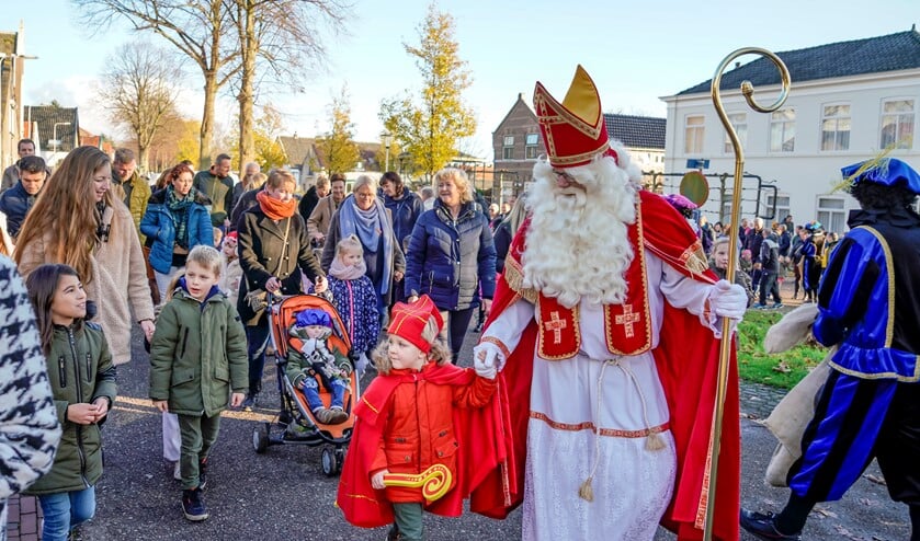 Sint ging hand-in-hand met een van de kleine hulpsinterklazen lopend naar het Dorpshuis.