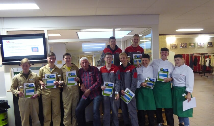 Deze trotse winnaars van de Skills Talents, met coördinator Rien Aleman in hun midden, gaan door naar de provinciale kampioenschappen.