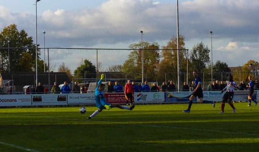 De uitblinker van het duel tussen Krabbendijke en DJS, Steven Oosthoek, maakt hier de 1-4 (Foto: Peter Prins).