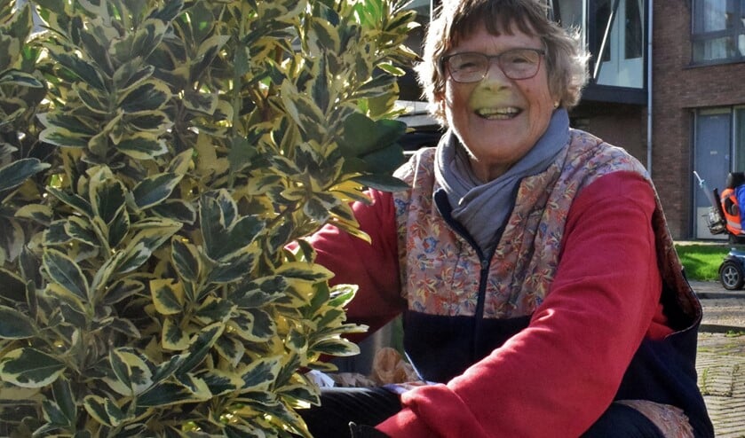Irene Wiersma gesnapt tijdens het werken in het groen