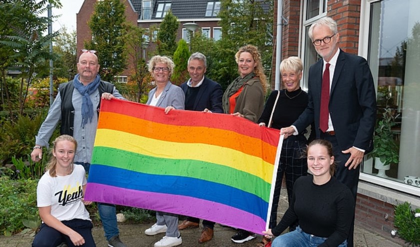 Ter gelegenheid van Coming-outdag werd op 11 oktober bij De Terwebloem in Poeldijk de regenboogvlag uitgerold.