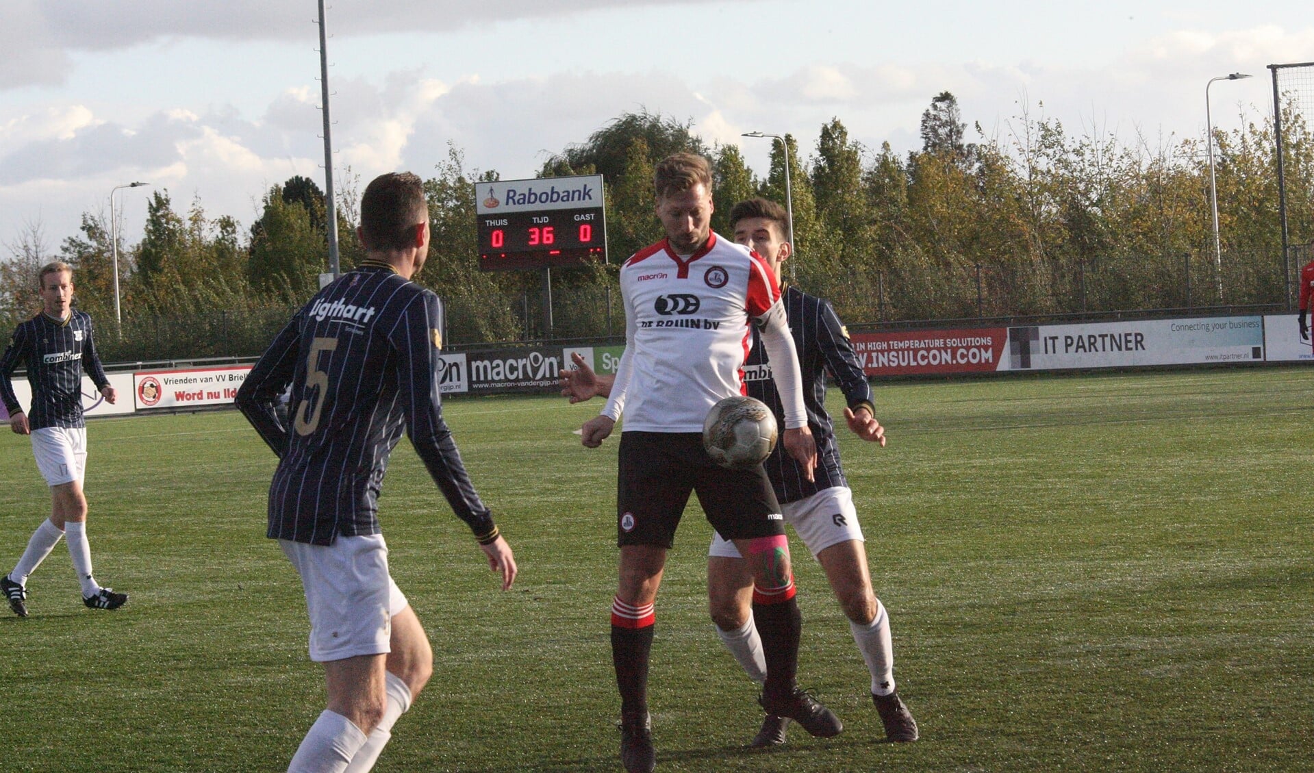 Alexander van Dommelen scoorde diep in de extra tijd de 2-0 voor Brielle tegen SHO. (Foto: Wil van Balen)