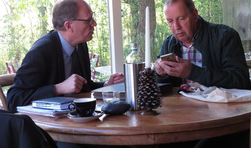 Er waren aanbieders die de bevindingen van taxateur Arie Molendijk (links) ter plaatse verifieerden op de mobiele telefoon. (Foto: MMV)