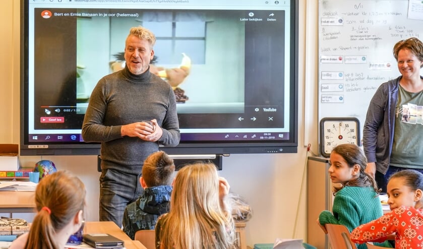 In de klas praten over respect.