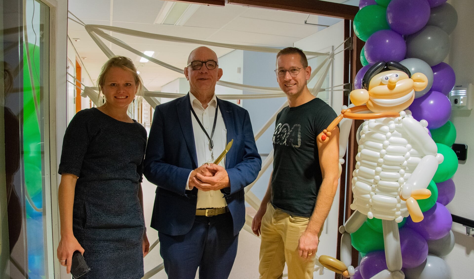 Paul van der Velden (midden) mocht samen met projectmanagers Iris van Groeningen en Bram Bolle de nieuwe afdeling openen.  Foto: Sam Fish