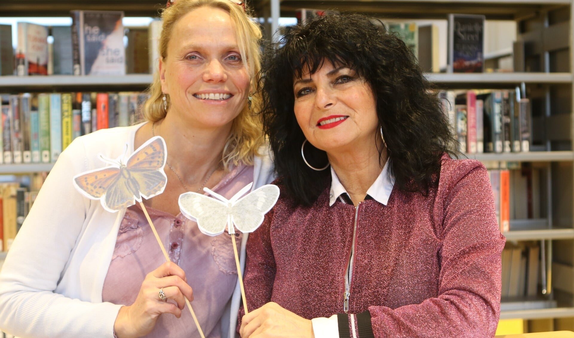 Samantha Harteveld van De Lichte Wereld en Cris Vaudo coördinator kunst en cultuur Bibliotheek Zuid-Hollandse Delta. 