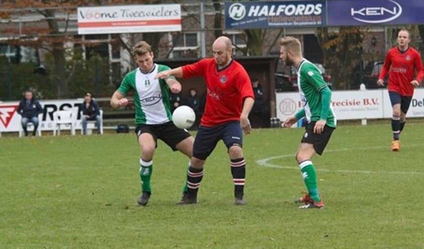 Jesper Lakerveld wordt belaagd door Yannick O'Callaghan en Robin Dijkman; Glenn Stoffers kijkt toe. (Foto: Wil van Balen).