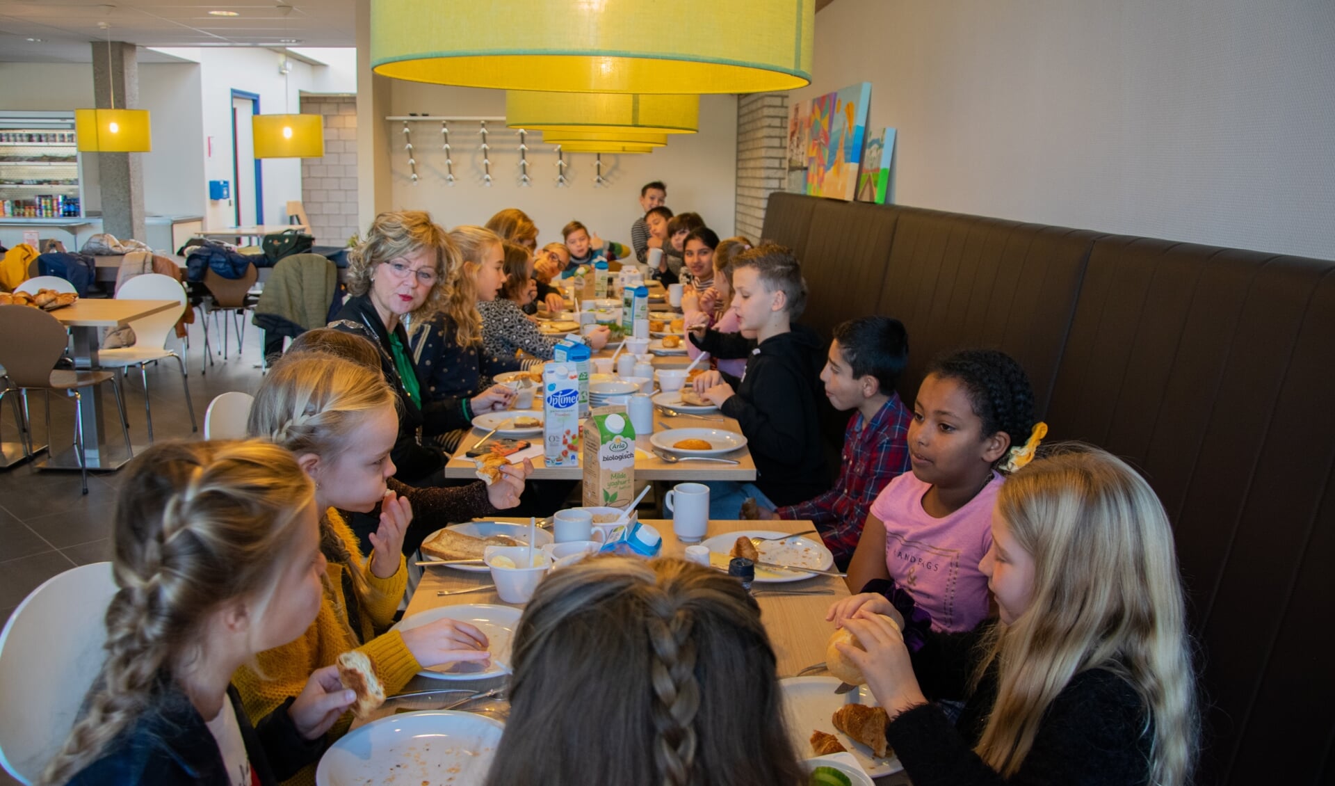 De burgemeester heeft de klas uitgenodigd om te komen eten in het gemeentehuis.  Foto: Sam Fish