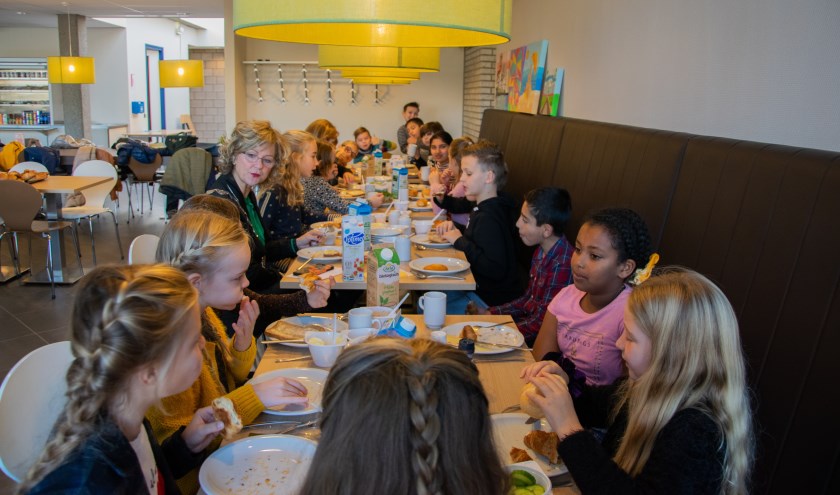 De burgemeester heeft de klas uitgenodigd om te komen eten in het gemeentehuis. Foto: Sam Fish