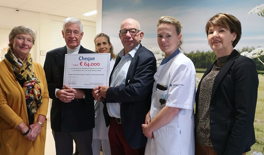 Paul van der Velden en urologen ontvangen cheque van Stichting Vrienden van Ziekenhuis Dirksland