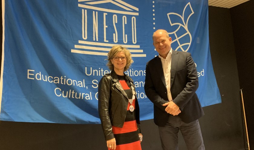 De mensenrechtendag geopend door ontvouwen Unesco-vlag door burgemeester Grootenboer en RGO-rector Arie Cové.