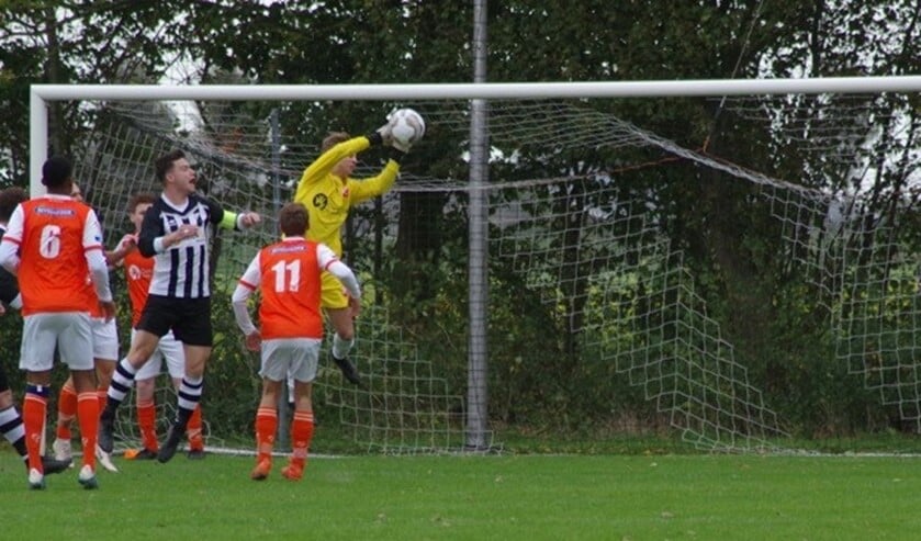 Bonno Brandwijk pakt de bal voordat Jasper van der Welle binnen kan koppen.