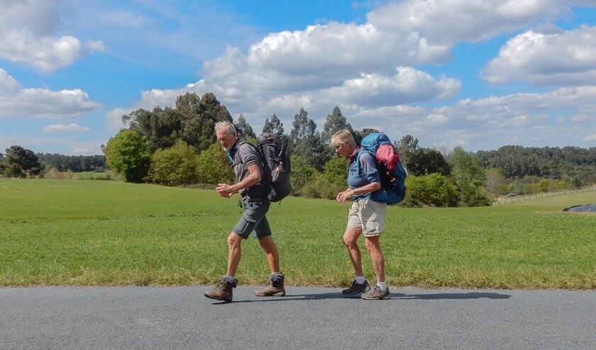 Kees en Corry van 't Zelfde onderweg, bepakt met rugzak. (Foto: Goede vriend Albert)