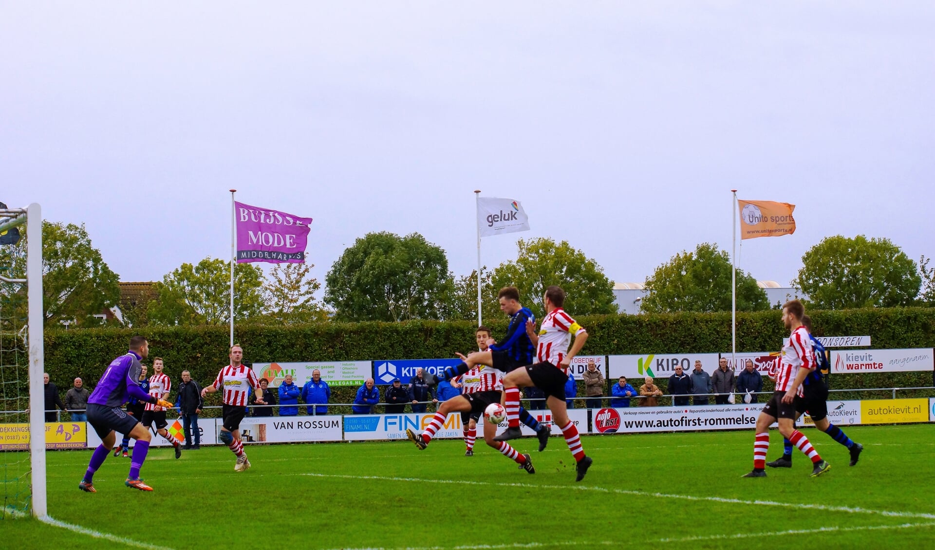 Marc Peeman komt net te laat om een voorzet van Pim Grootenboer binnen te schieten (Foto Peter Prins).