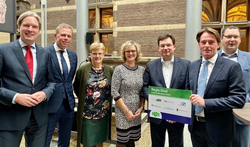 Geurts complimenteerde de zes gemeenten met deze belangrijke stap in de samenwerking en nam het document met veel interesse aan.