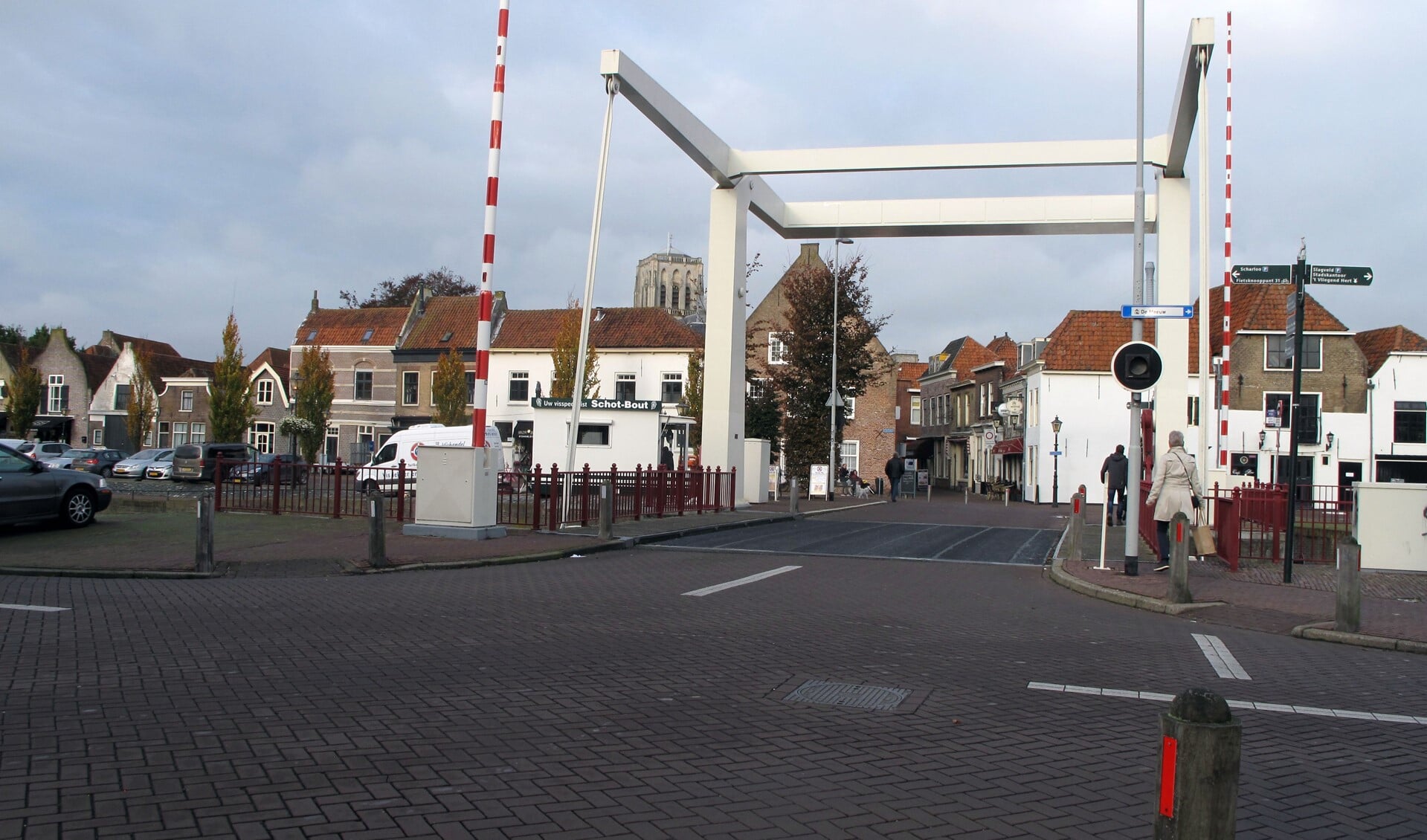 Na het eenrichting worden van de Kaaistraat en het Scharloo wordt het kruispunt bij de brug heringericht.