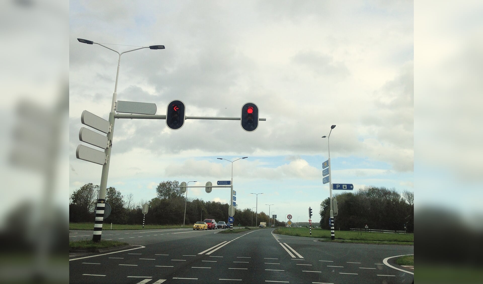 De flitspaal bij het kruispunt bij Goedereede gaat gemiddeld iedere 8 minuten af. Veel bezoekers worden later onaangenaam verrast door een bon. (foto Dorien Kickert)