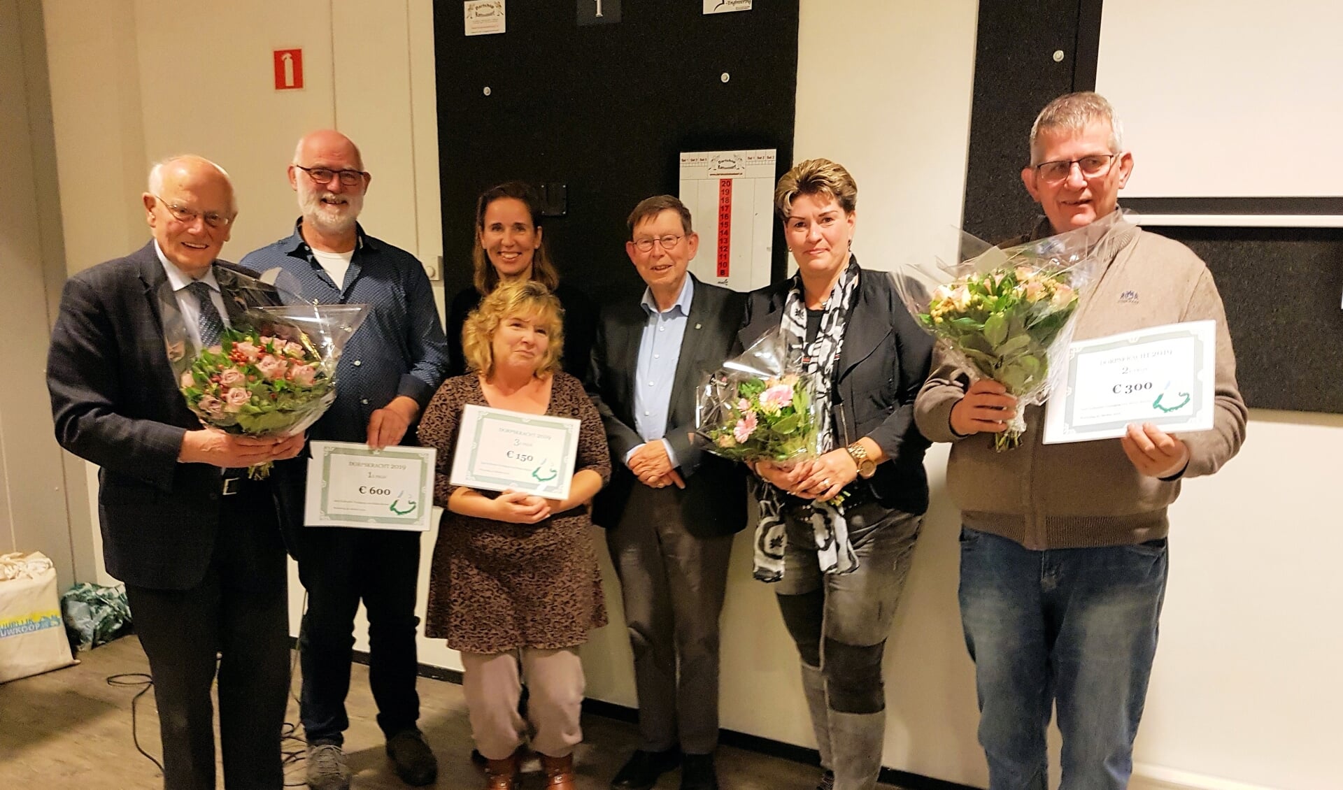 De prijswinnaars uit Nieuw Lekkerland, Stellendam en Ooltgensplaat met daarachter de juryleden Marianne Verhoev en Gert Jan Jansen.