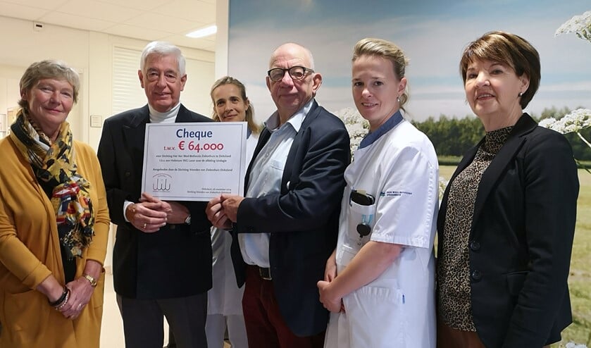 Paul van der Velden en urologen ontvangen cheque van Stichting Vrienden van Ziekenhuis Dirksland.