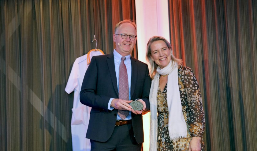 De Delftse kinderarts Van der Lely werd geëerd vanwege zijn baanbrekende werk om alcoholschade bij jongeren te voorkomen.