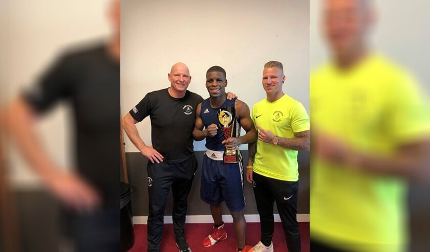 Isjandro de los Santos (midden) prolongeerde zijn titel 'bokskampioen van Zuid-Nederland' in Breda.