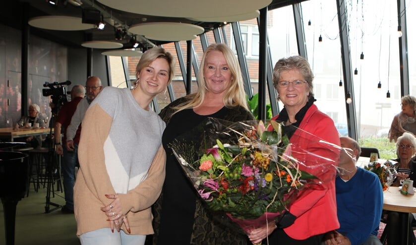 Een prachtig boeket voor de vrouw die het Open Podium in Hellevoetsluis introduceerde. (Els Huurman in het midden)
