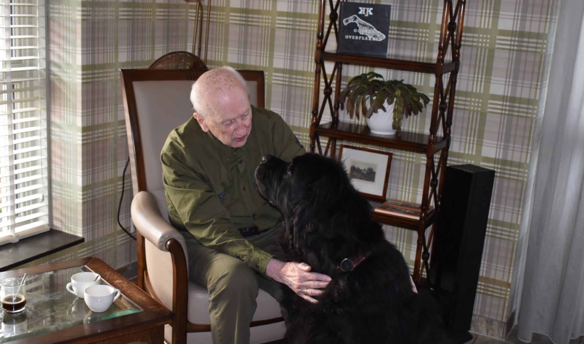Newfoundlander Uri is een van de bezoekhonden die graag bij de ouderen langs komt en een goed 'gesprek' met hen aan gaat
