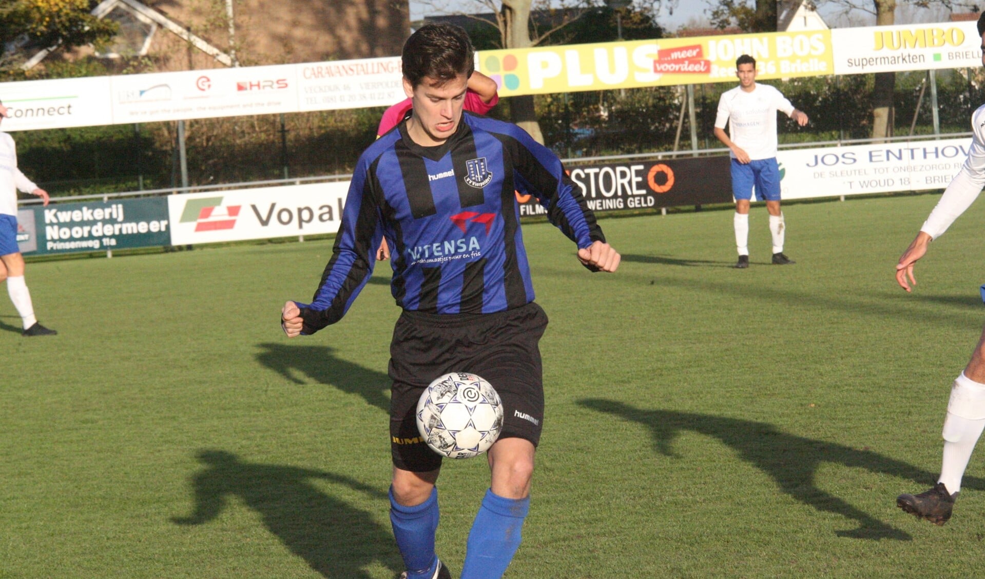 Het lukte Douwe Zijlstra ook niet om te scoren voor Vierpolders in de thuiswedstrijd tegen VDL. (Foto: Wil van Balen). 