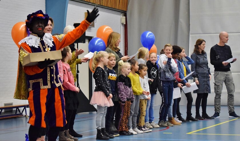 Er was taart voor alle leerlingen en het personeel van de school! (Foto: Martin van Gurp)
