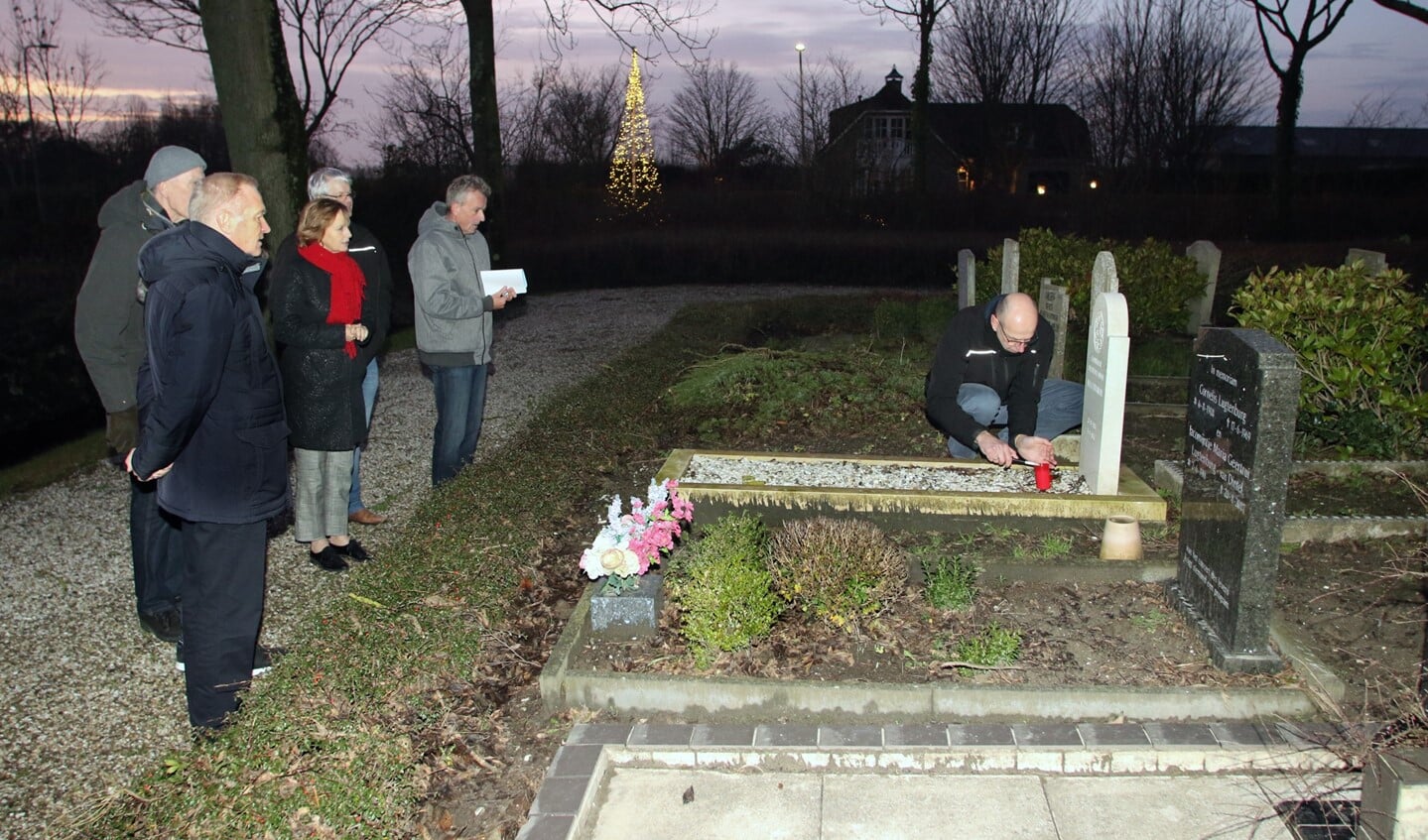 Het is het vijfde jaar dat er kaarsjes werden aangestoken op de oorlogsgraven (Foto: Wil van Balen)