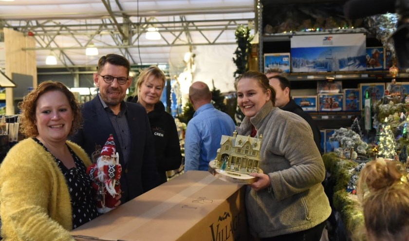 Carina van Dam kreeg de prijs uitgereikt van burgemeester Bouke Arends.