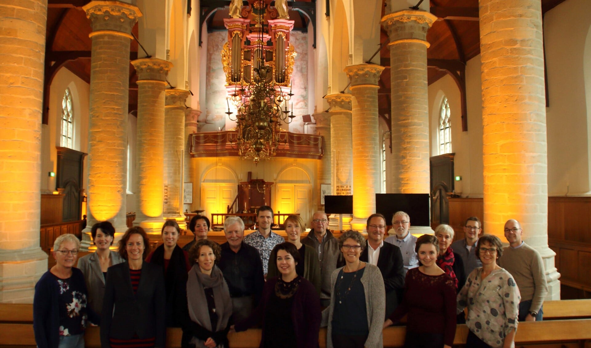Vocaal ensemble Magnificat brengt o.l.v. dirigent Mirjam van den Hoek bekende en minder bekende kerstliederen ten gehore in de Hervormde Kerk van Dirksland. Het orgel wordt bespeeld door Matthijs van der Wilt. 