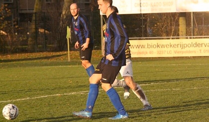 De terugkeer van Bart rollof na een schorsing bracht rust in het elftal van Vierpolders. (Foto: Wil van Balen).