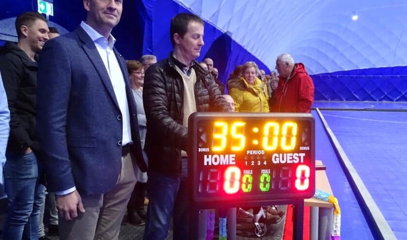 Aan wethouder Schop de eer het startsein te geven voor de offciële opening van de blaashal.