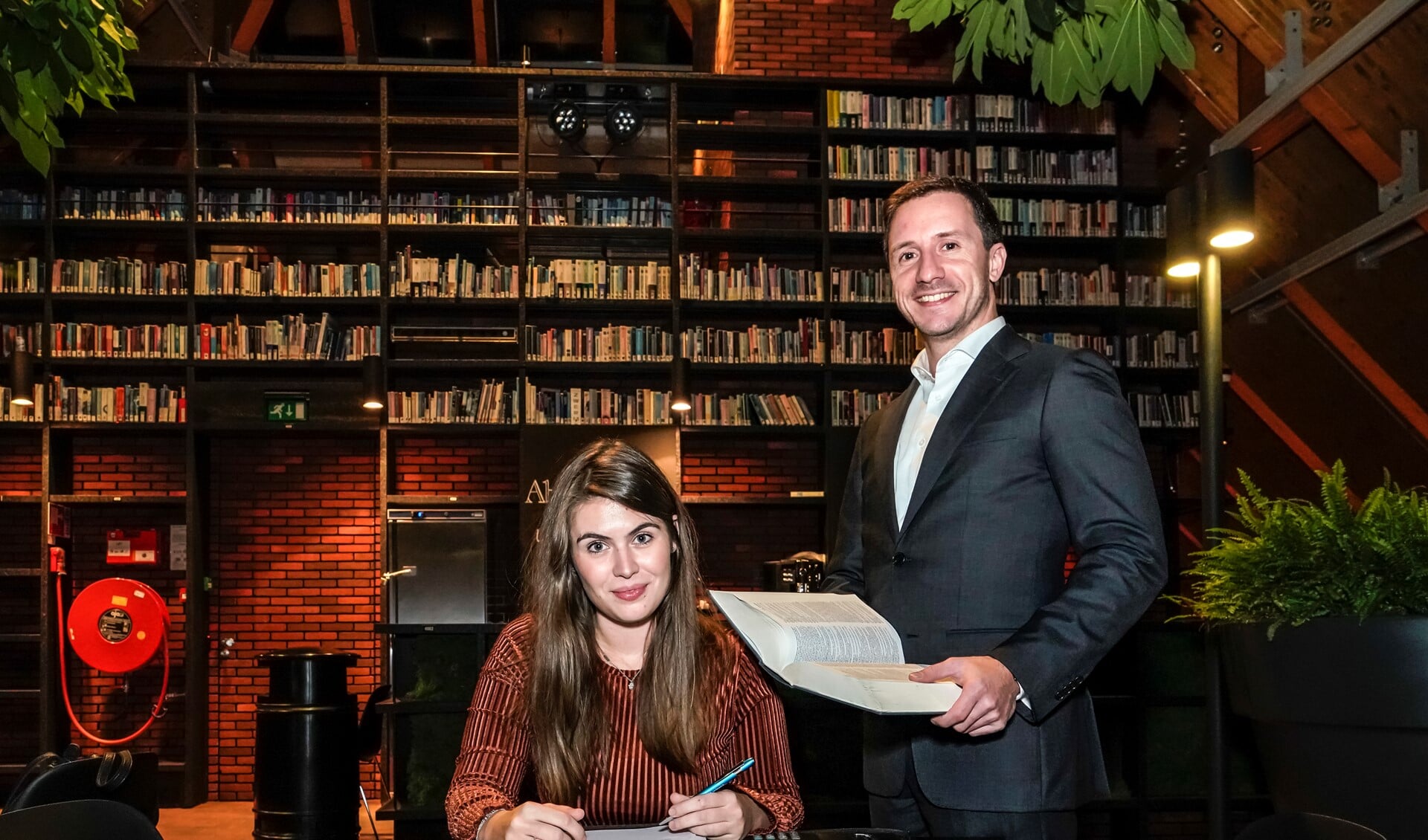 Laura en Niels zijn vrijwilliger bij de rechtswinkel. 