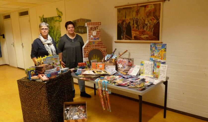 Liesbeth en Kimberbley bij de opgehaalde cadeaus.