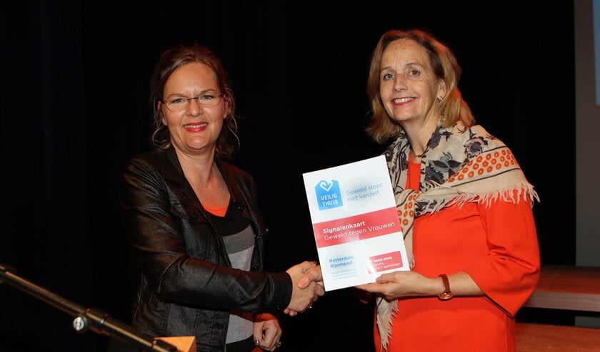 Burgemeester Junius neemt signalenkaart huiselijk geweld in ontvangst.