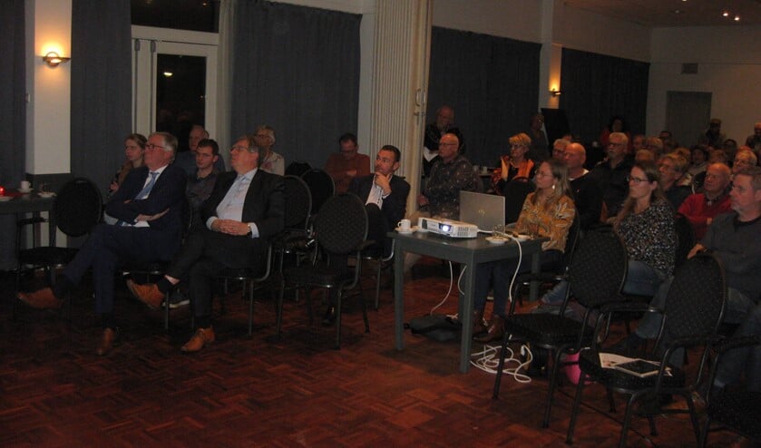 De aanwezigen volgen aandachtig de plannen voor het centrum van Zwartewaal (Foto: Rinus Boshuizen)