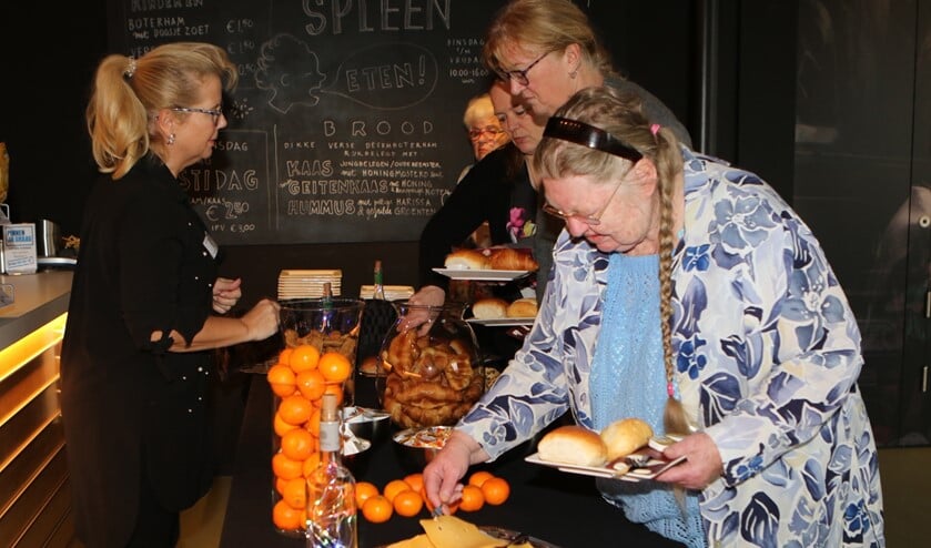 Hoe leuk is dat samen met je buren eten bij het theater.