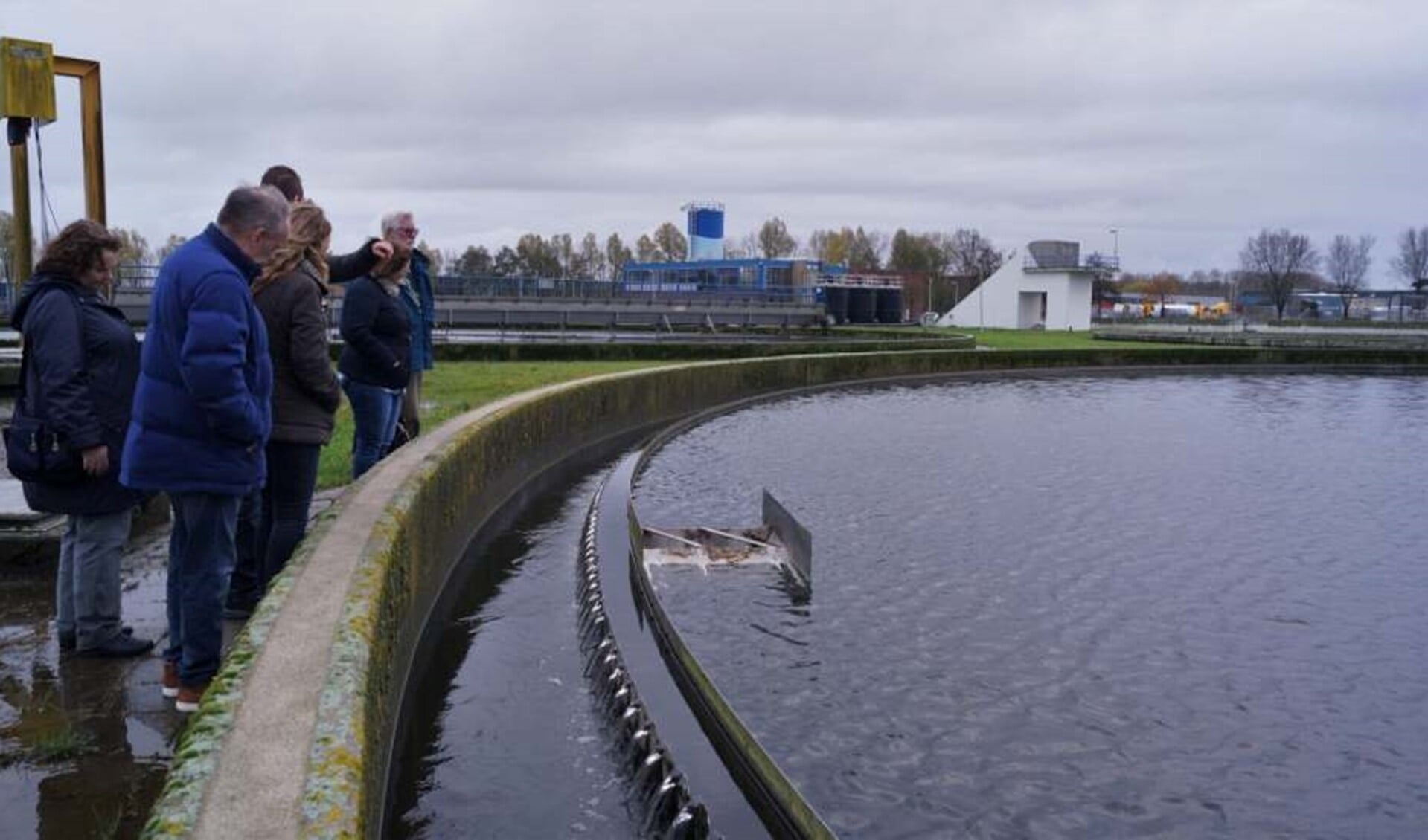De werkgroep legt een bezoek af aan de waterzuivering in Hellevoetsluis. 