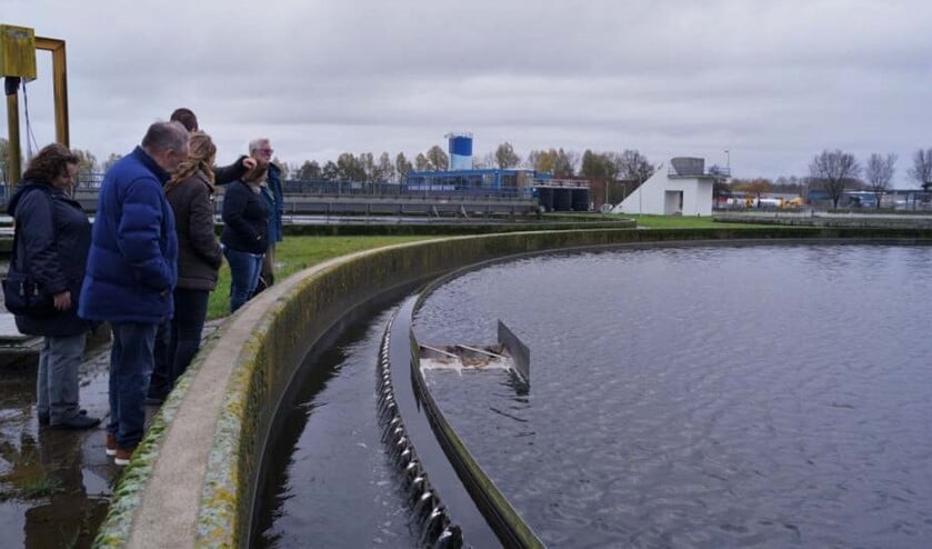 De werkgroep legt een bezoek af aan de waterzuivering in Hellevoetsluis.