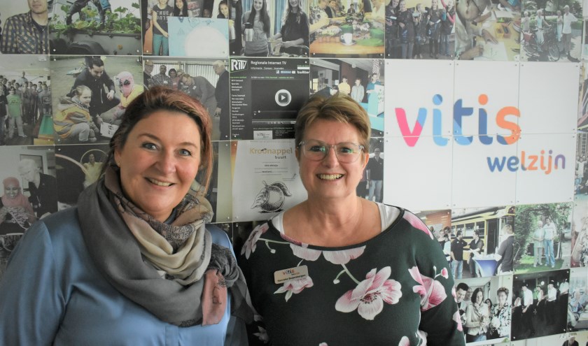 Sociaal makelaar Monique Torenstra (l) en welzijnsadviseur Hanneke Beijerbergen (r).