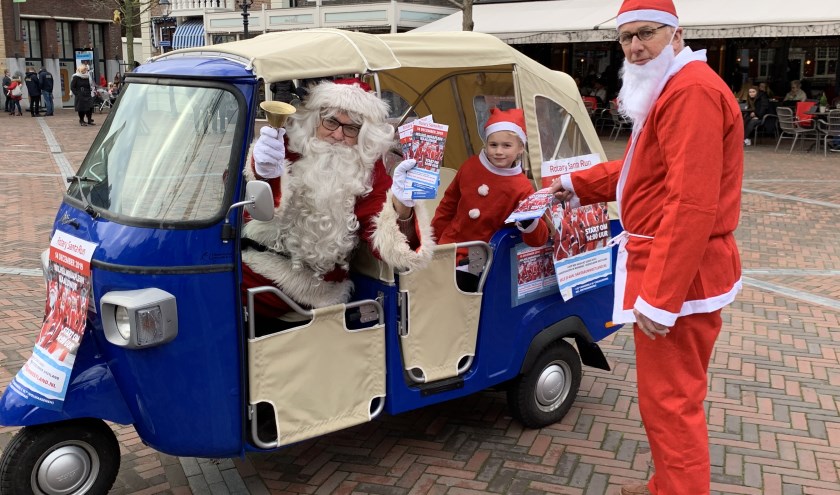 Mogelijk loopt dit jaar de Kerstman zelf ook mee, afgelopen zaterdag was hij met zijn eigen tuk tuk al in Naaldwijk aanwezig om zijn rode feestje te promoten.