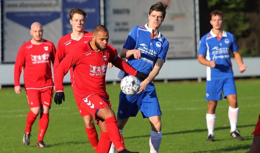 Zuidland was zaterdag heer en meester in het duel met het zeer zwakke SC Botlek. Het werd 6-0! Fotografie: Peter de Jong