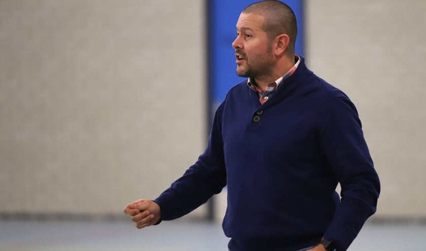 De gedreven coach Just Riet jaagt zijn spelers aan met de wil om de wedstrijd te willen winnen.