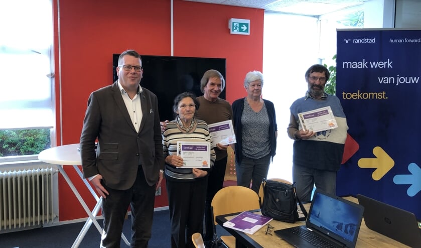 Drie van de acht cursisten met hun welverdiende certificaat. Naast hen wethouder Bruggeman en docente Harmke Spoelman.