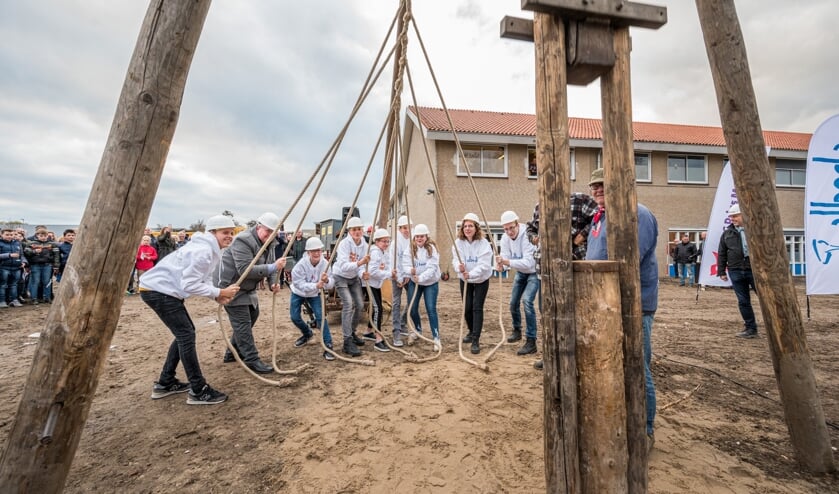 Met deze nostalgische heimachine werd de 'eerste paal' voor de hypermoderne beroepscampus in Sommelsdijk geslagen.
