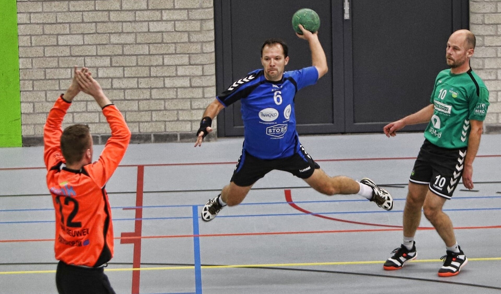 Jörn Schulte probeert de doelman van Westlandia te verschalken. De handballers verloren het duel met 26-31. 