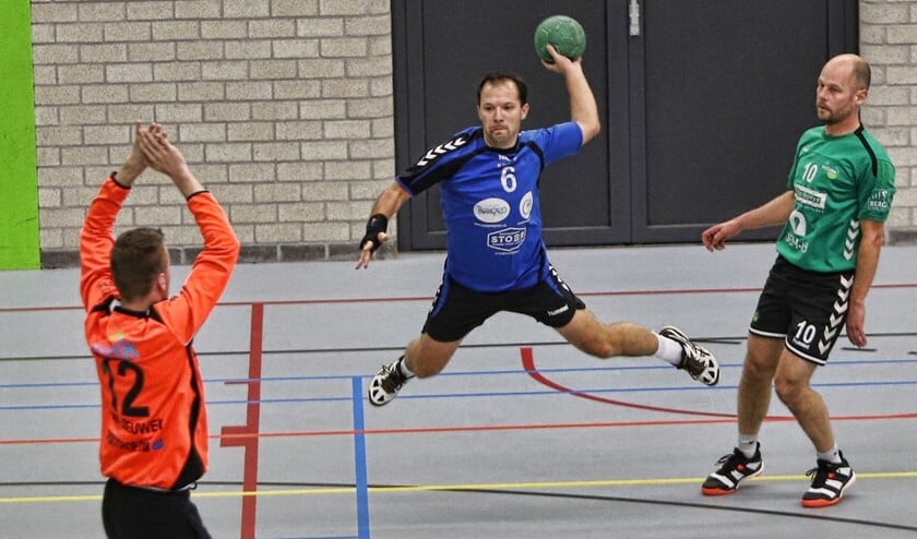 Jörn Schulte probeert de doelman van Westlandia te verschalken. De handballers verloren het duel met 26-31.